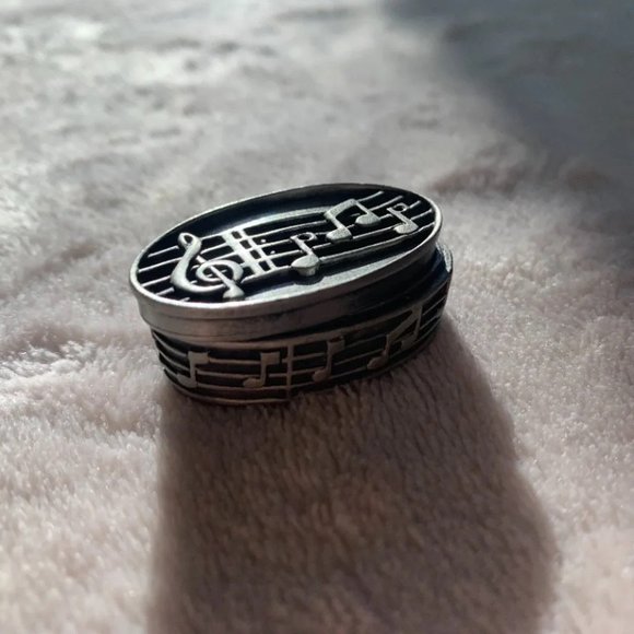 music note pin and small container - Picture 2 of 4